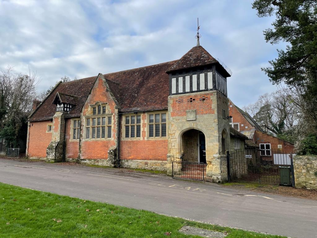 Lot: 51 - FORMER SCHOOL BUILDING WITH POTENTIAL OVERLOOKING THE GREEN - 